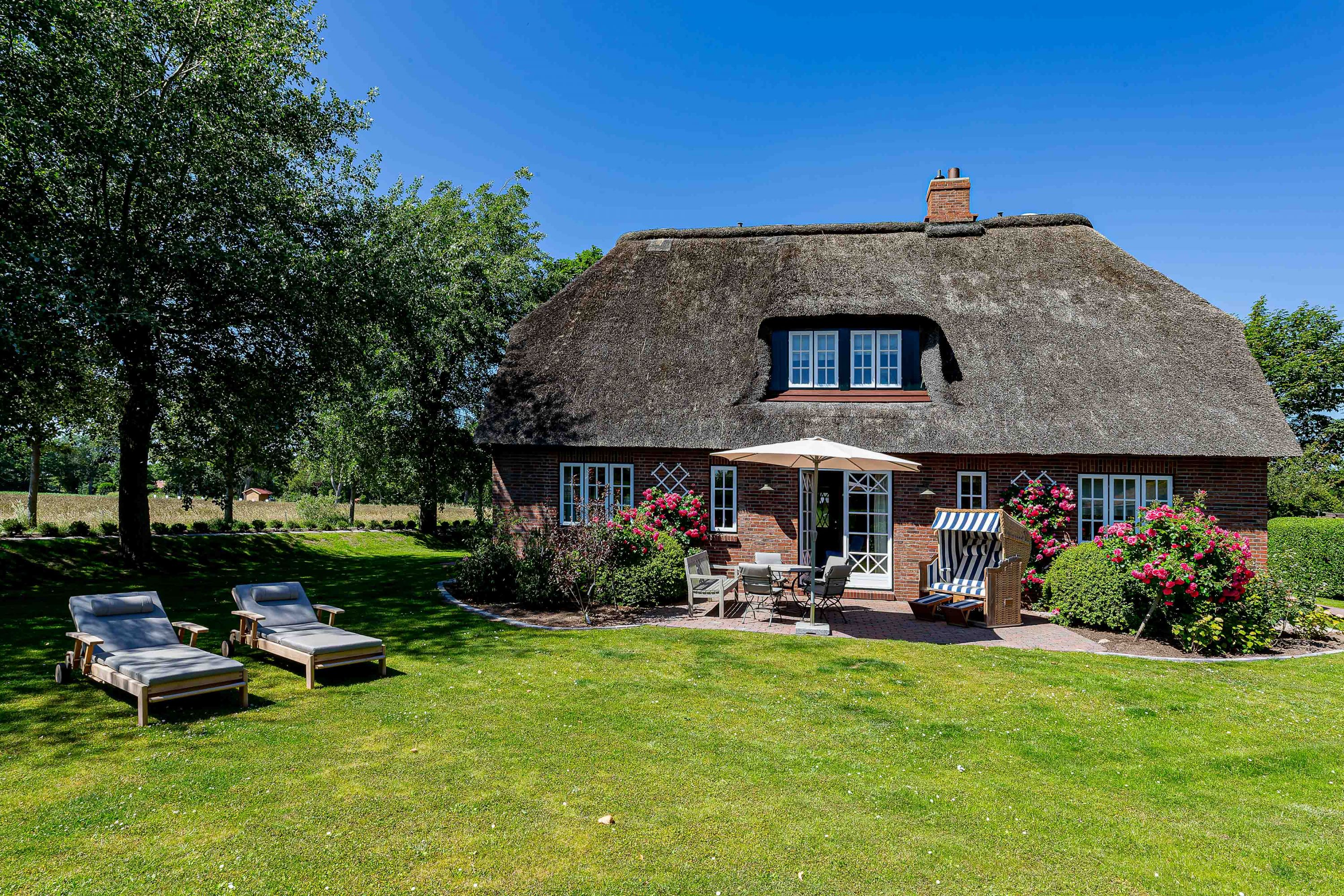Das reetgedeckte Landhaus de Meere mit großem Garten