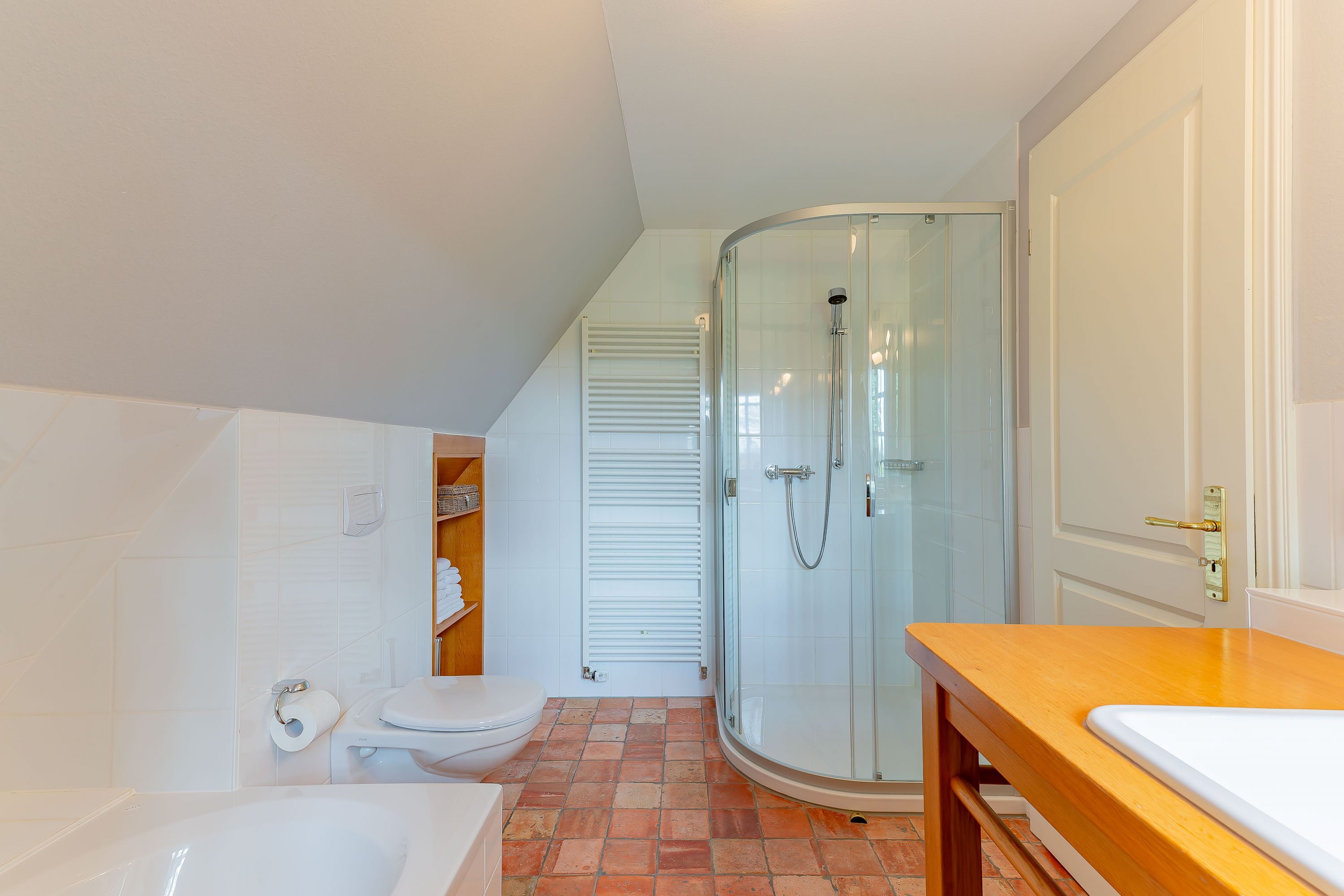 Bad unter der Dachschräge mit Dusche und Badewanne