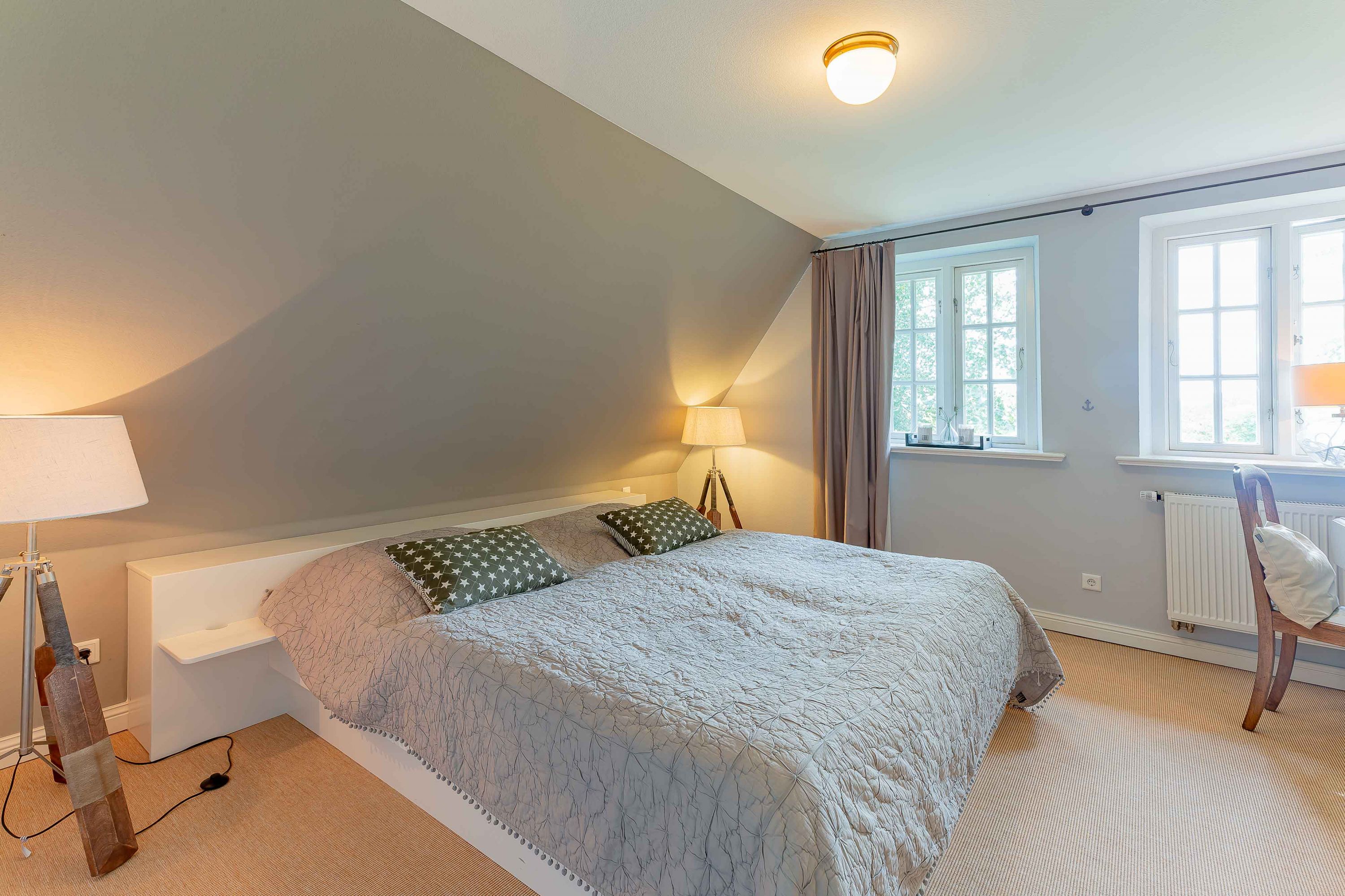Ruhiges Schlafzimmer unter der Dachschräge