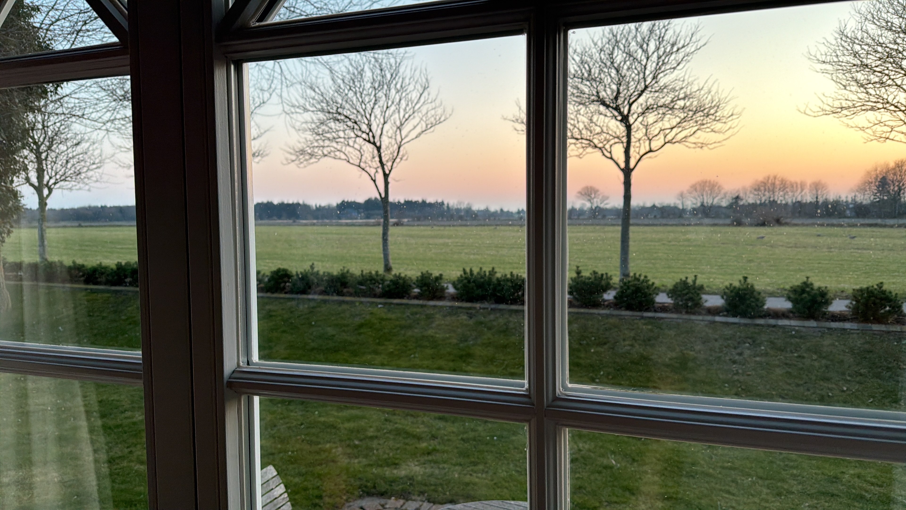 Blick aus dem Landhaus über Garten, Wiesen und den weiten Horizont